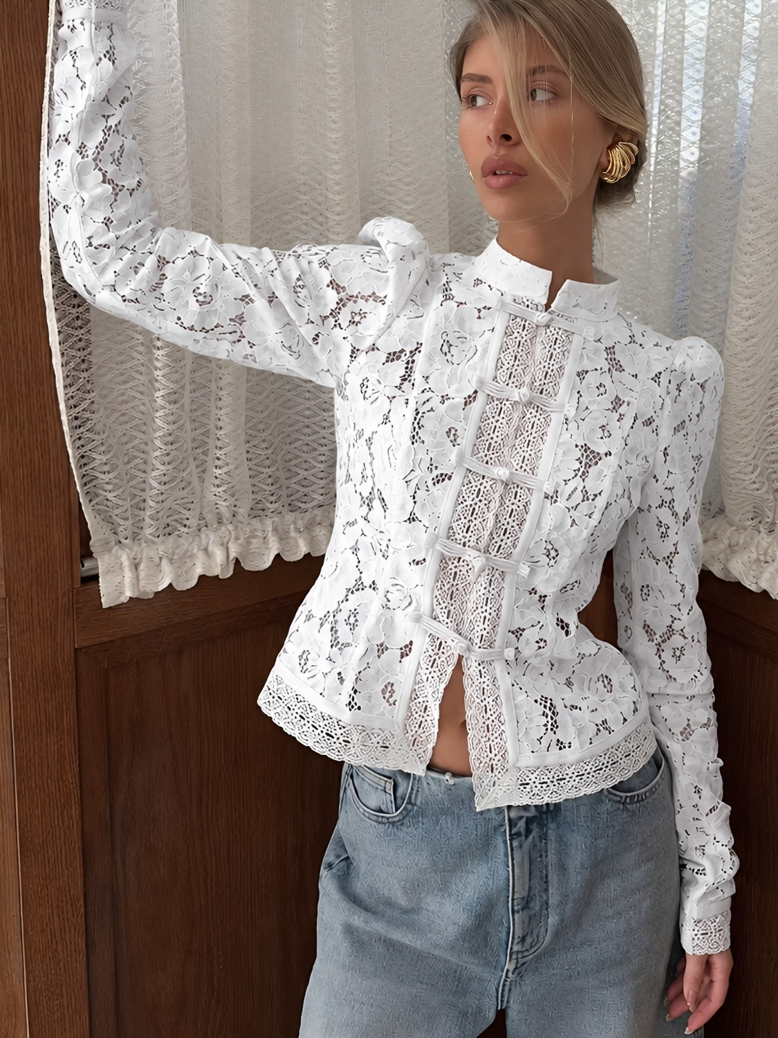 Blusa em Renda Vazada com Fechamento Oriental e Gola Estruturada - Mila