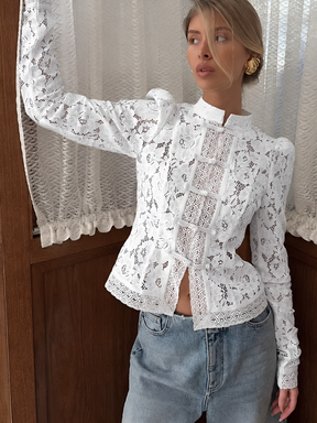 Blusa em Renda Vazada com Fechamento Oriental e Gola Estruturada - Mila