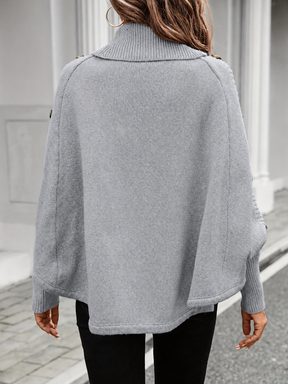 Poncho em Tricô com Gola Alta Detalhe Trançado e Botões Decorativos - Thalia