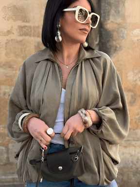Camisa Acetinada Oversized com Manga Bufante e Zíper Frontal – Milene