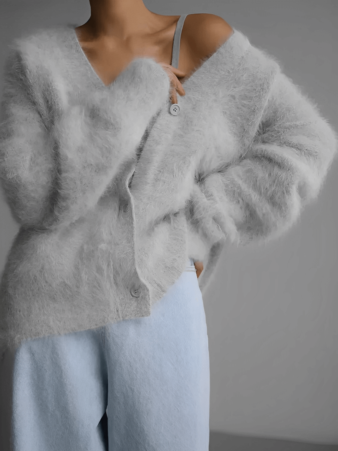 Cardigan em Tricô Peluciado com Decote V e Botões - Isabel