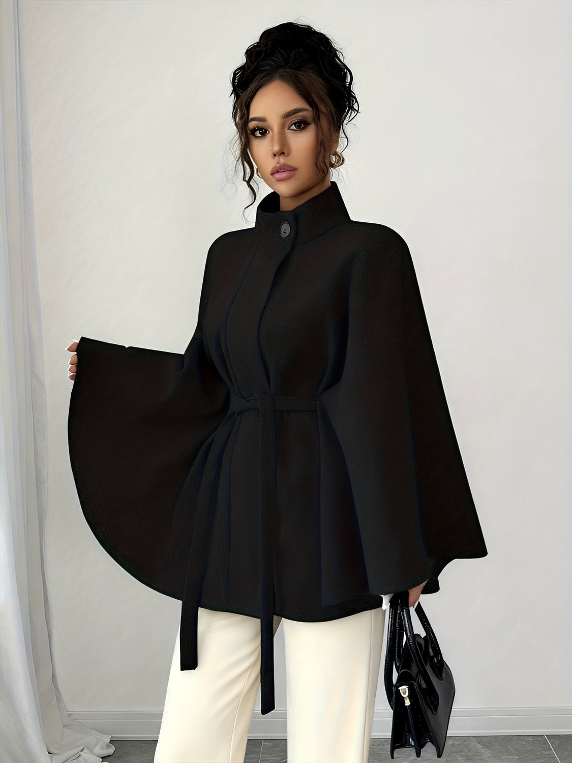 Casaco Poncho Evasê Estruturado com Cinto Faixa e Gola Alta Elegante – Ginevra