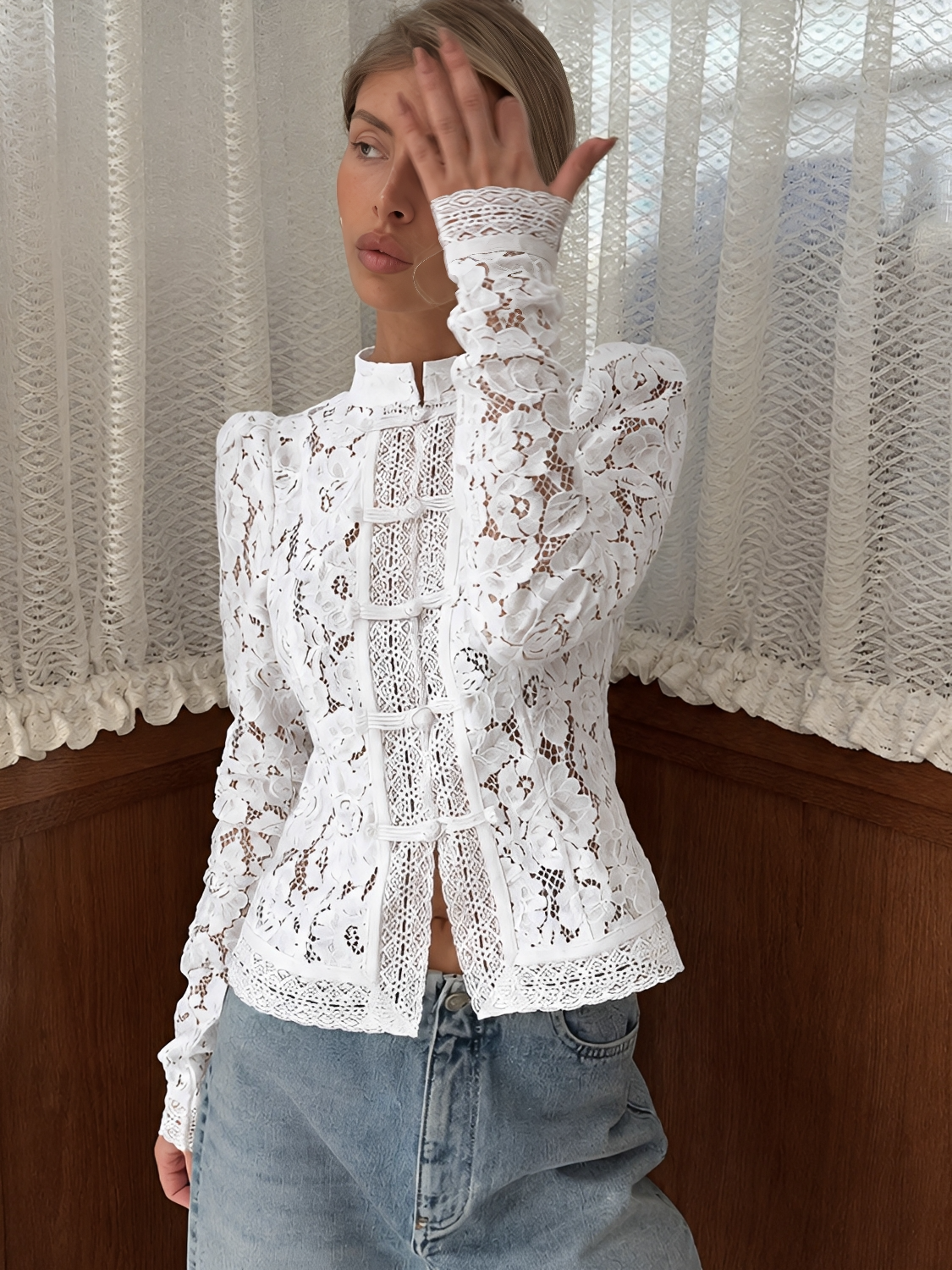 Blusa em Renda Vazada com Fechamento Oriental e Gola Estruturada - Mila