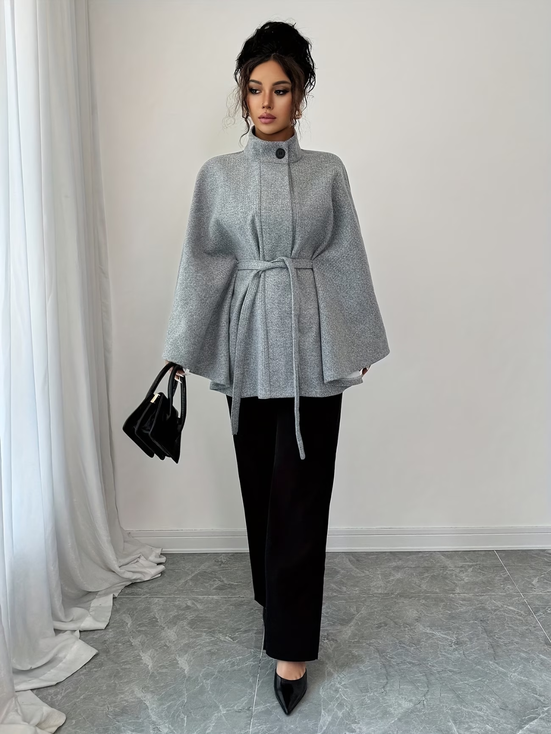 Casaco Poncho Evasê Estruturado com Cinto Faixa e Gola Alta Elegante – Ginevra