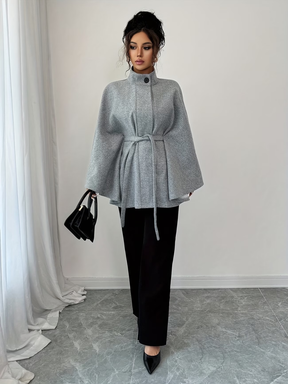 Casaco Poncho Evasê Estruturado com Cinto Faixa e Gola Alta Elegante – Ginevra