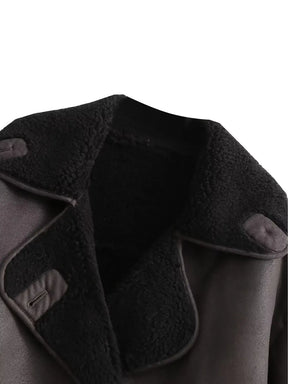 Casaco Oversized Peluciado em Couro PU e Bolsos - Giselle