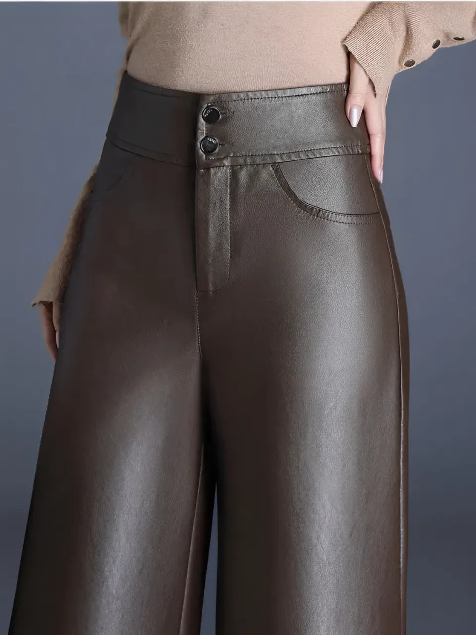 Calça Feminina Flare Cintura Alta em Couro Sintético com Zíper – Ellie