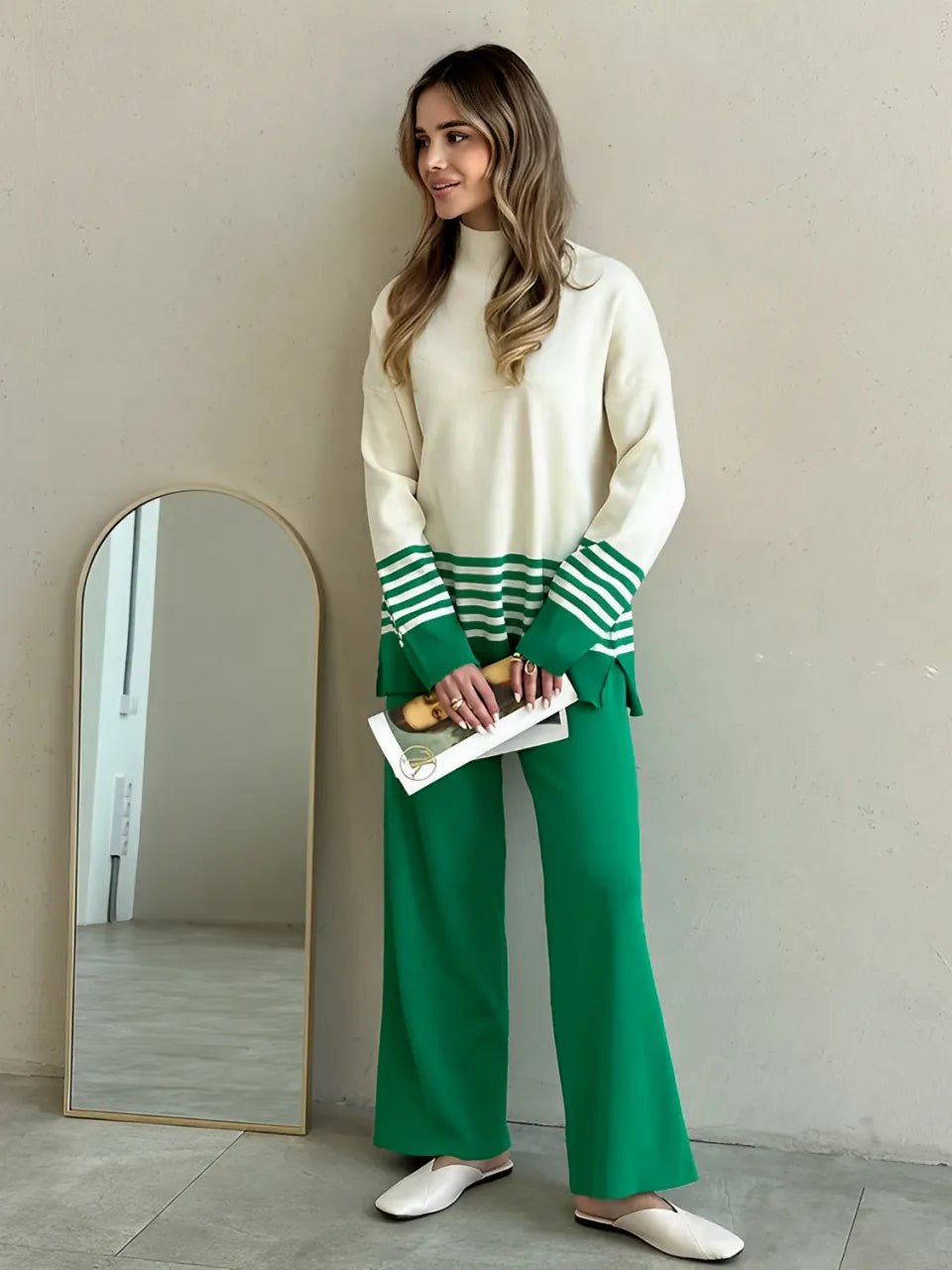 Conjunto com Suéter Listrado Gola Alta e Calça de Cós Elástico - July