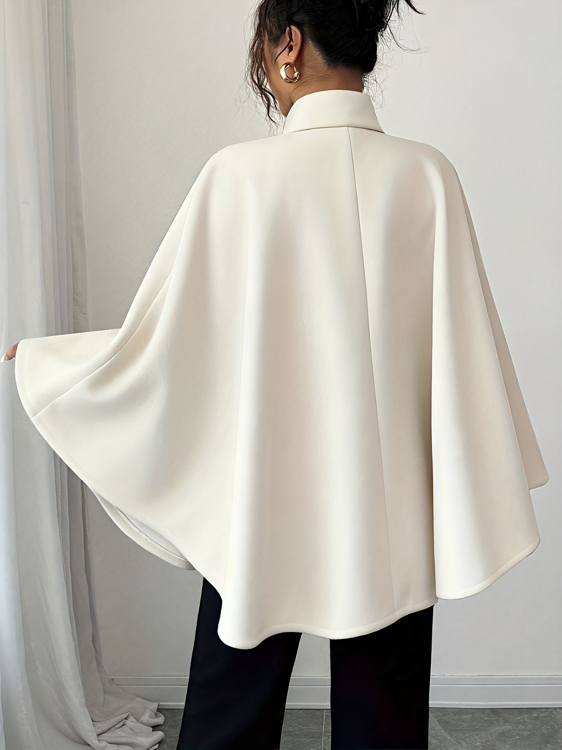 Casaco Poncho Evasê Estruturado com Cinto Faixa e Gola Alta Elegante – Ginevra