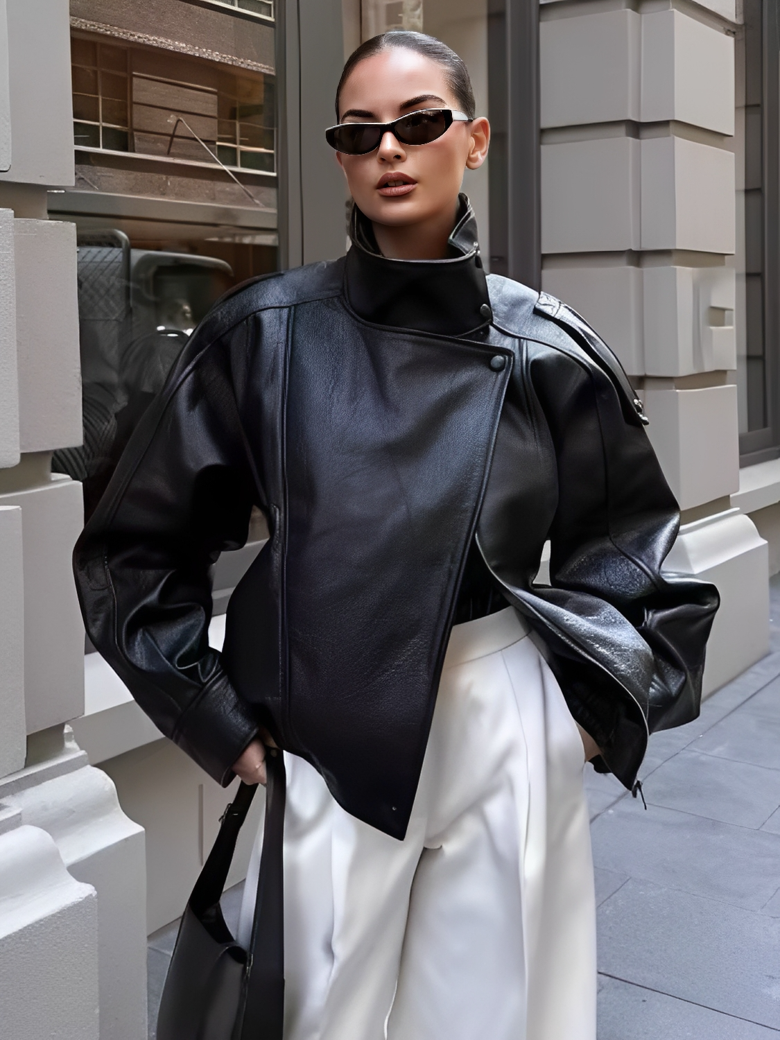 Jaqueta Oversized em Couro PU com Fecho Assimétrico Transpassado- Jasmin