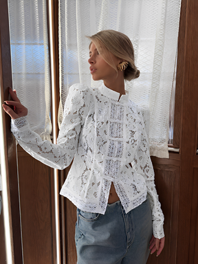 Blusa em Renda Vazada com Fechamento Oriental e Gola Estruturada - Mila