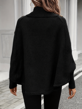 Poncho em Tricô com Gola Alta Detalhe Trançado e Botões Decorativos - Thalia