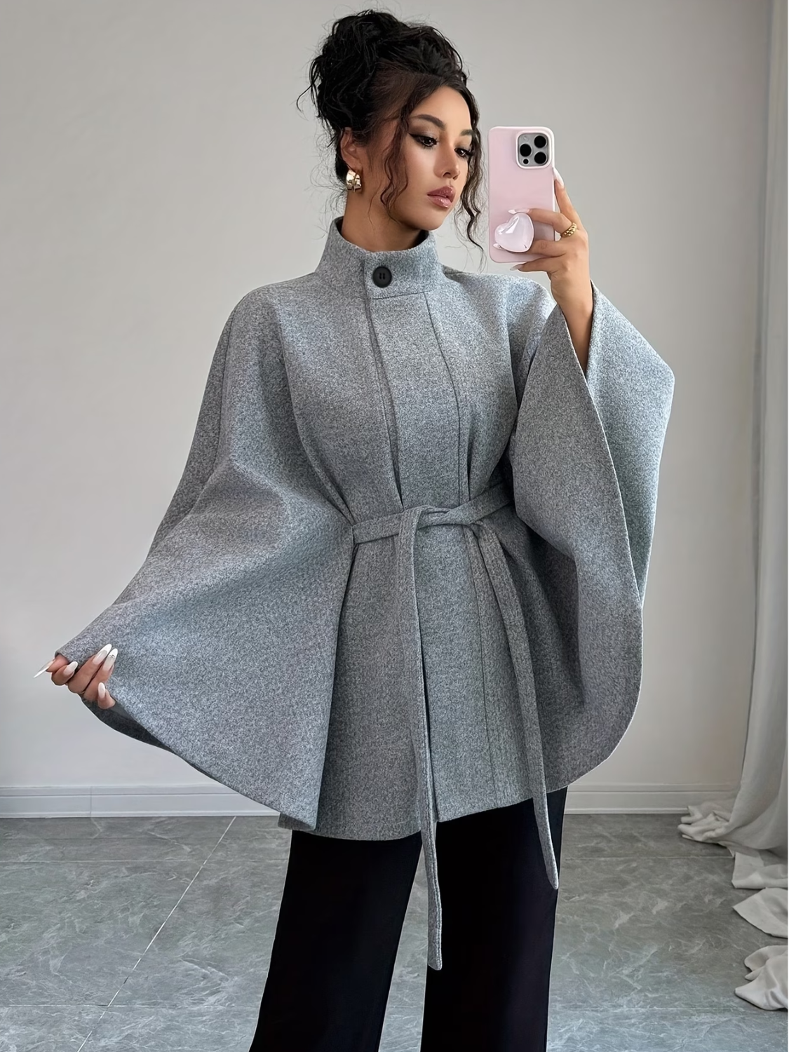 Casaco Poncho Evasê Estruturado com Cinto Faixa e Gola Alta Elegante – Ginevra