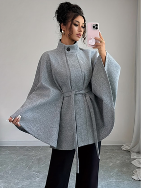 Casaco Poncho Evasê Estruturado com Cinto Faixa e Gola Alta Elegante – Ginevra