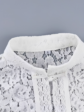 Blusa em Renda Vazada com Fechamento Oriental e Gola Estruturada - Mila