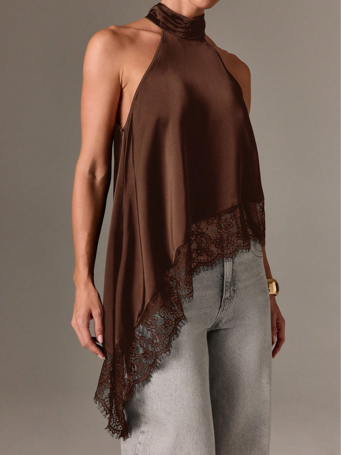 Blusa Halter Acetinada com Barra Assimétrica em Renda Delicada – Ximena