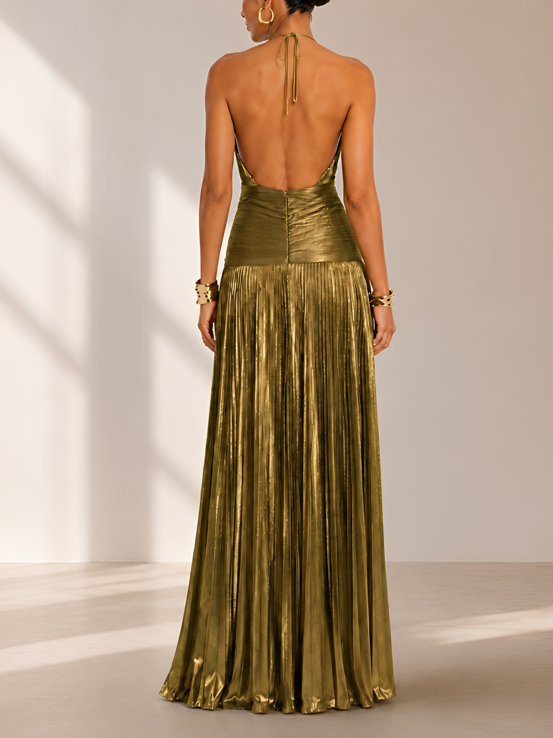 Vestido Longo Plissado Acetinado Decote Halter com Fenda Elegante - Noelia