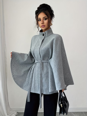 Casaco Poncho Evasê Estruturado com Cinto Faixa e Gola Alta Elegante – Ginevra
