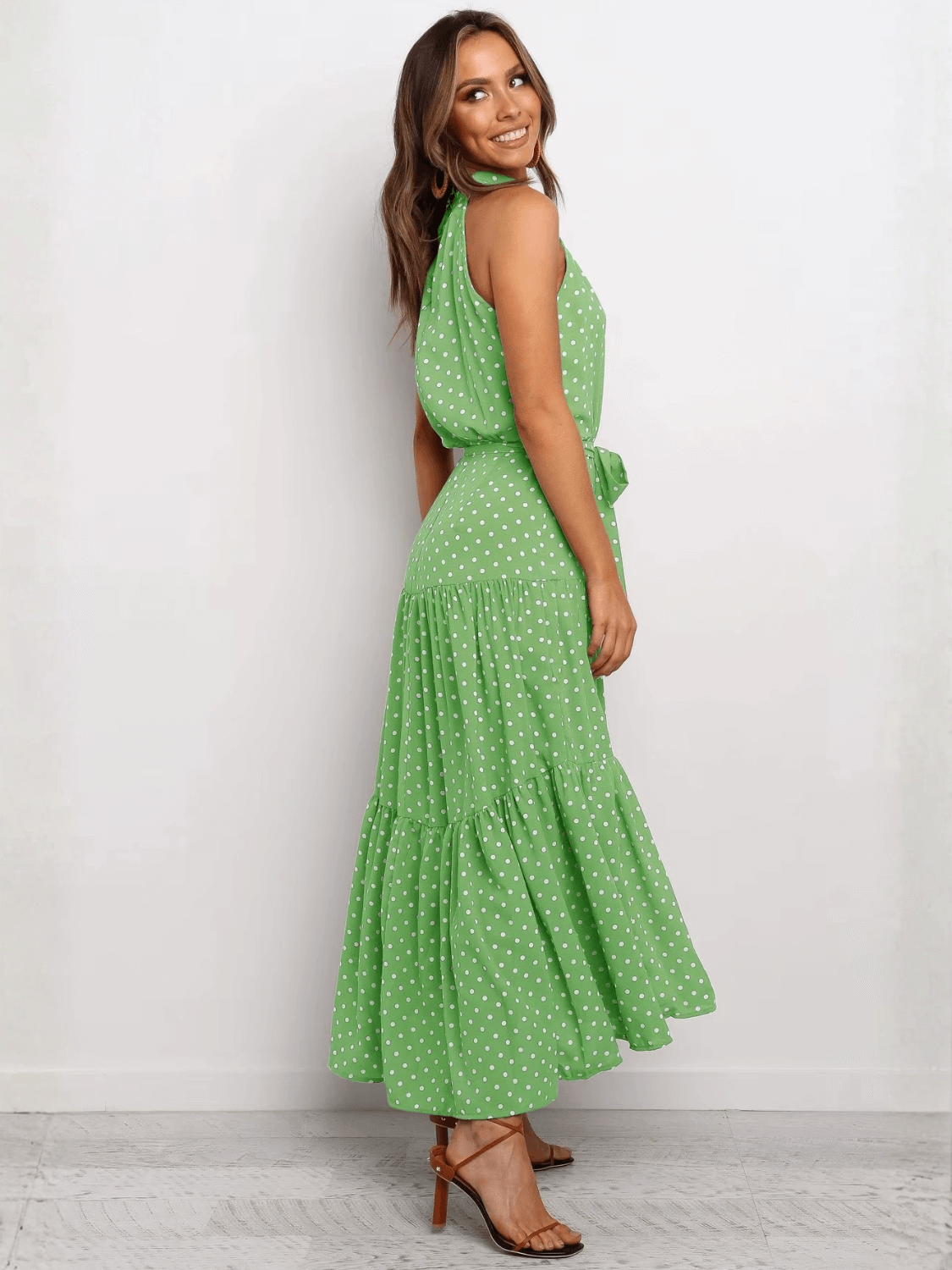 Vestido Midi em Poá Acinturado Decote Halter e Saia em Camadas – Andressa
