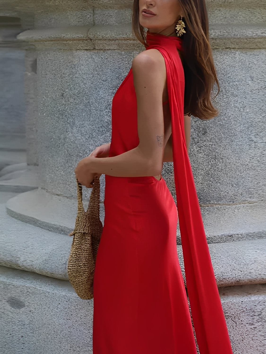Vestido Longo Acetinado Halter com Capa Lateral e Costas Nuas - Serena [FRETE FULL]