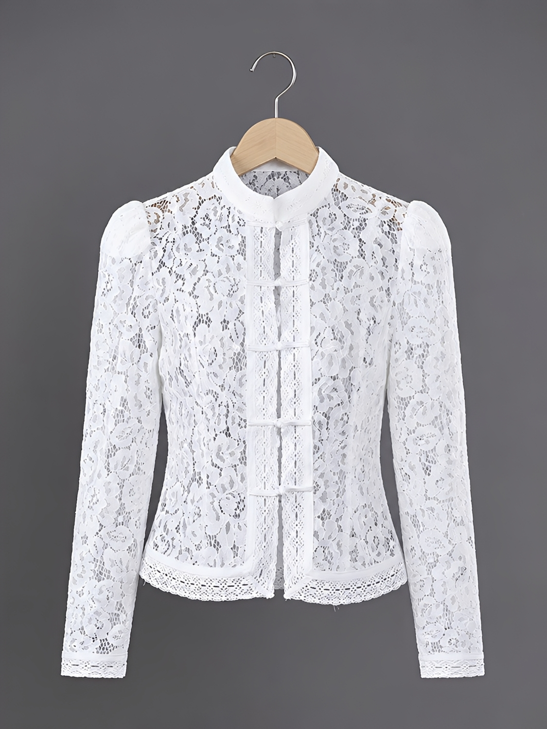 Blusa em Renda Vazada com Fechamento Oriental e Gola Estruturada - Mila