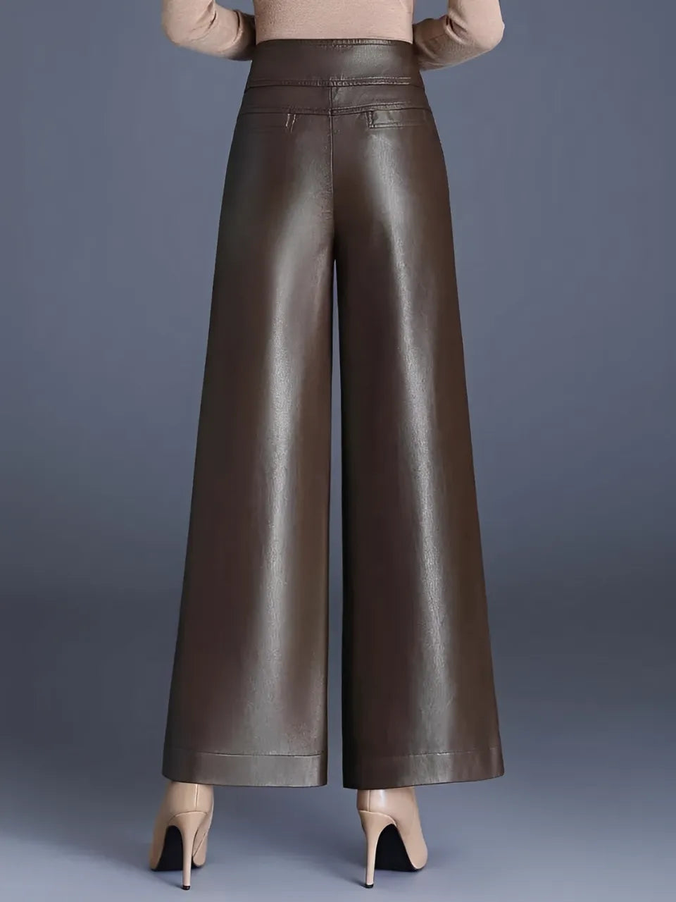 Calça Feminina Flare Cintura Alta em Couro Sintético com Zíper – Ellie