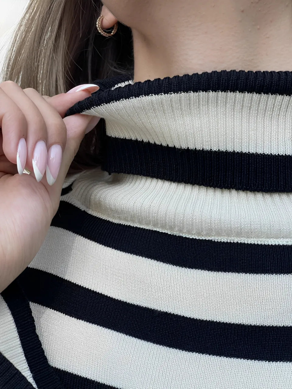 Conjunto de Tricô com Suéter de Gola Alta Listrado e Calça Leve - Tarcila