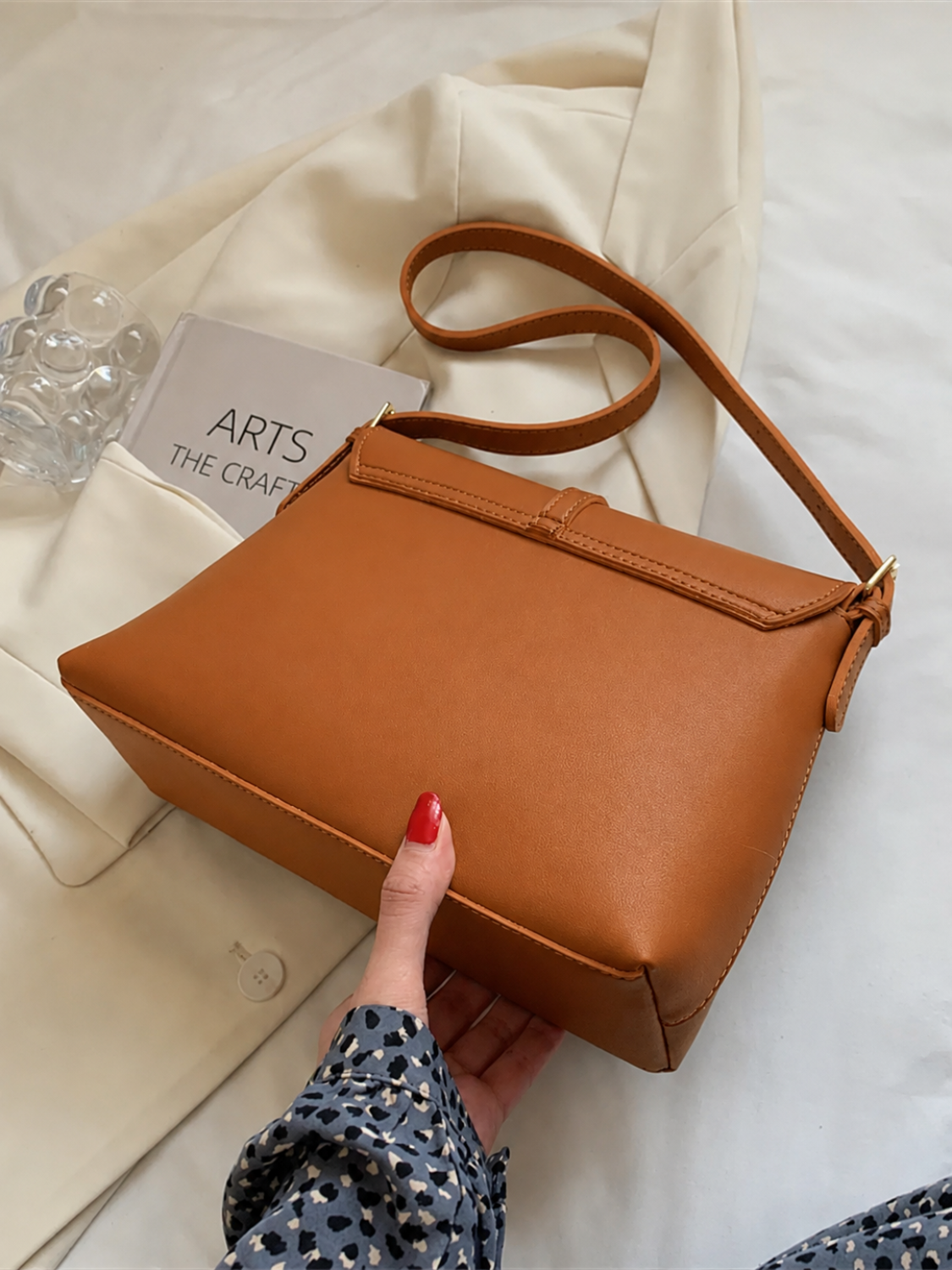 Bolsa Feminina Grande de Ombro com Detalhes Dourados Elegantes - Mary