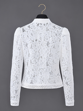 Blusa em Renda Vazada com Fechamento Oriental e Gola Estruturada - Mila