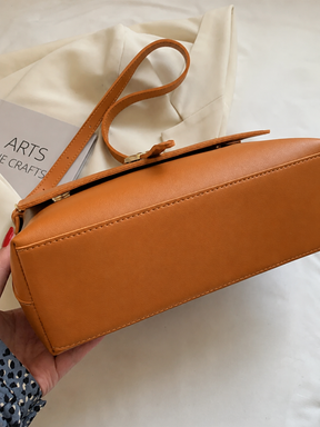 Bolsa Feminina Grande de Ombro com Detalhes Dourados Elegantes - Mary