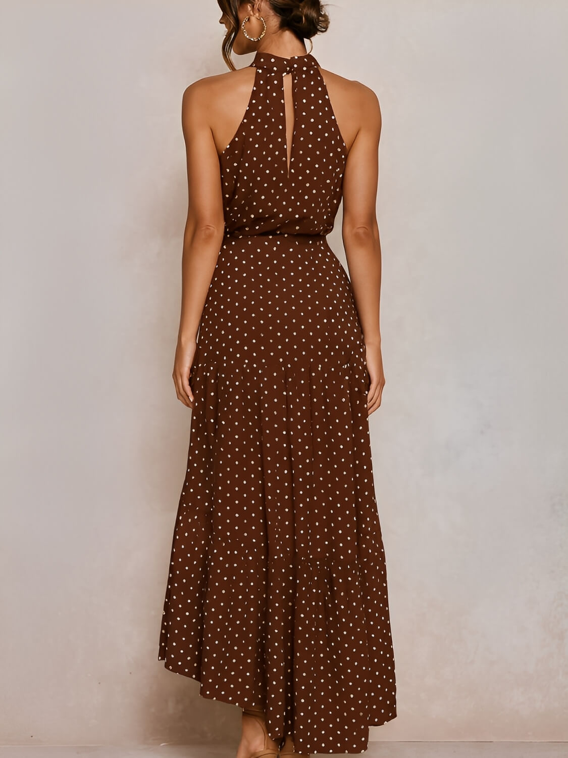 Vestido Midi em Poá Acinturado Decote Halter e Saia em Camadas – Andressa