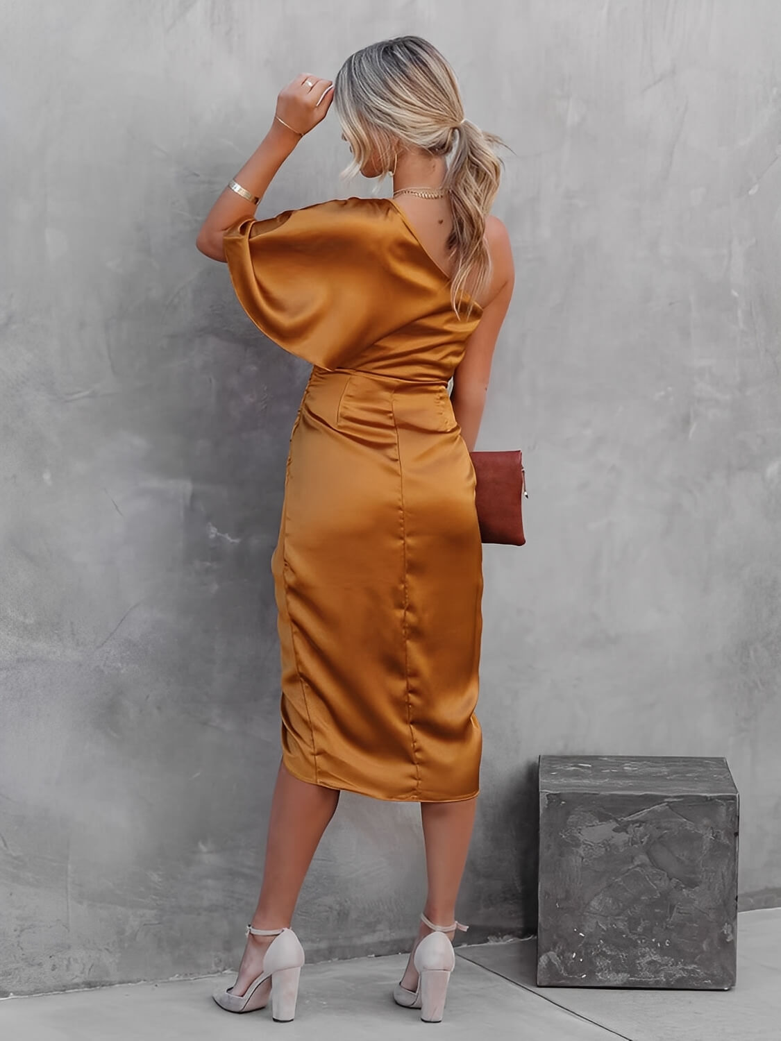 Vestido Midi Acetinado Drapeado Assimétrico Ombro Manga Única  – Núbia