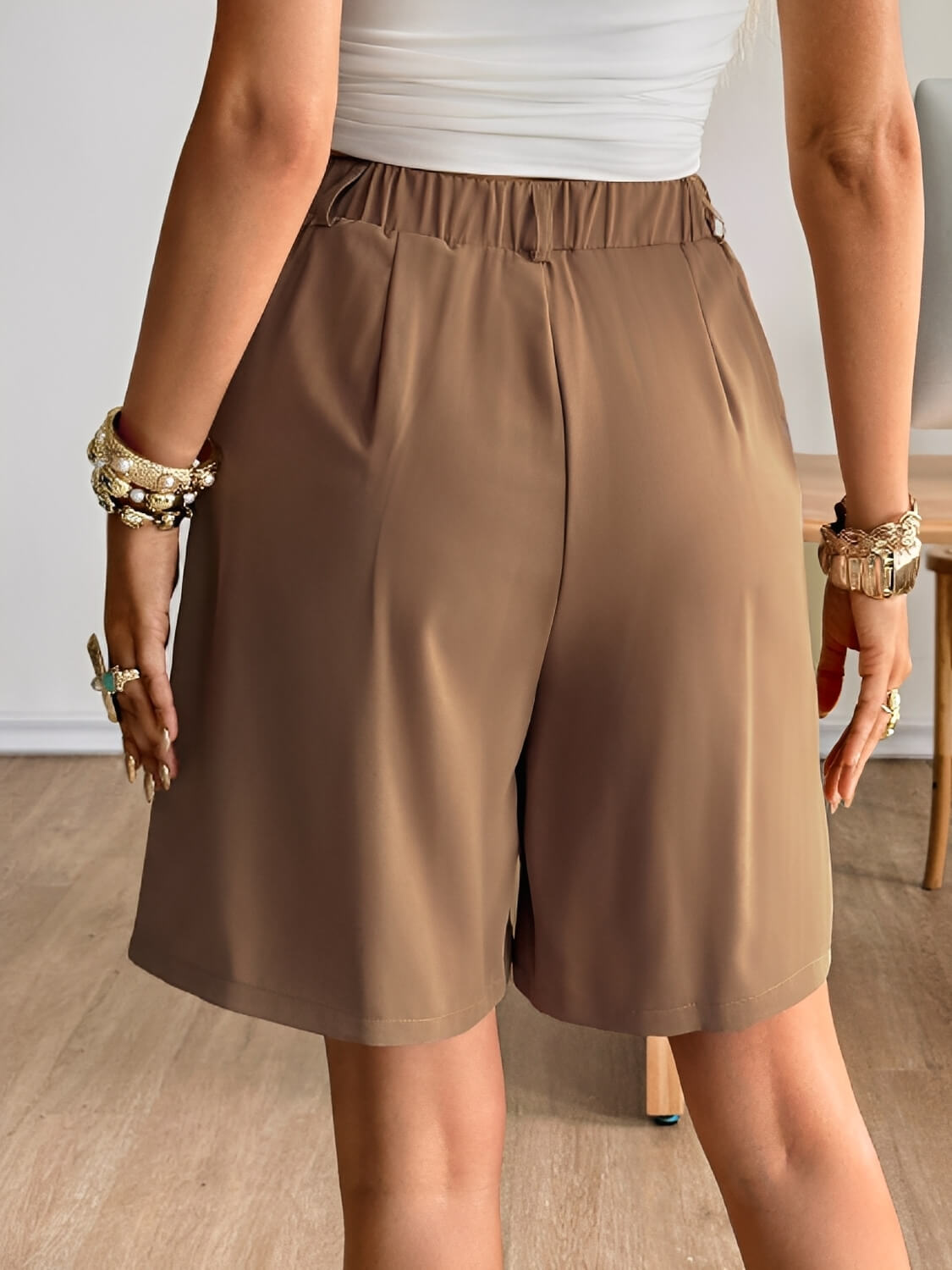 Bermuda Feminina em Alfaiataria com Cintura Alta Bolsos Laterais e Pregas Frontais Elegantes – Magdalena