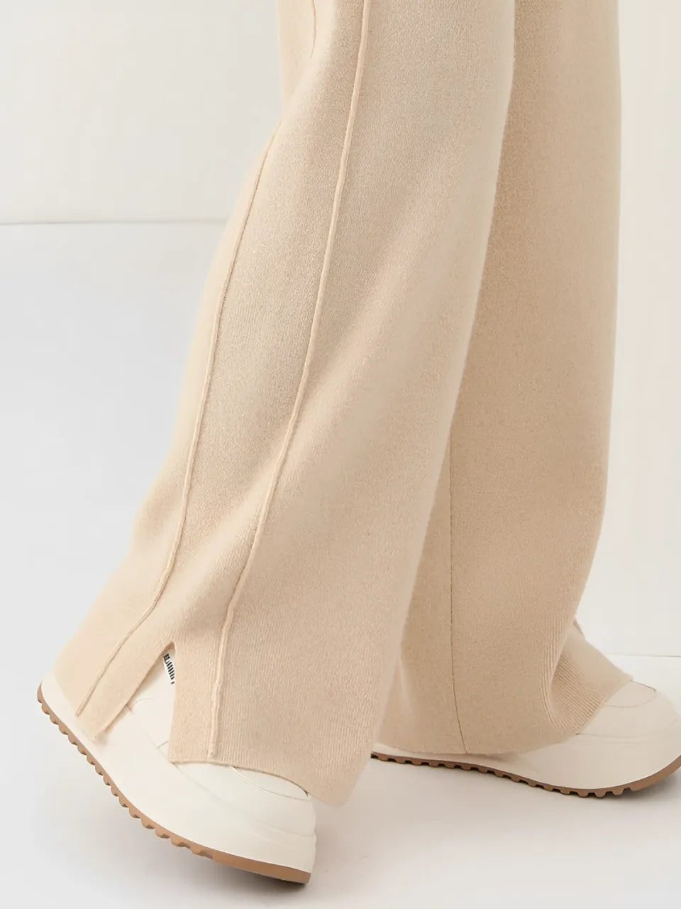 Calça Pantalona Feminina de Lã com Bolsos e Abertura na Barra – Vivian