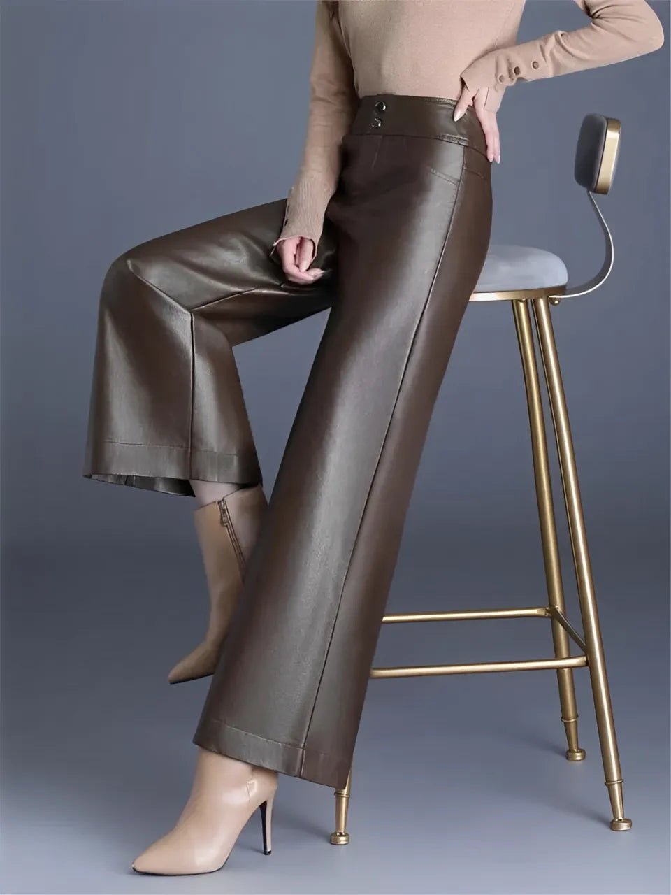 Calça Feminina Flare Cintura Alta em Couro Sintético com Zíper – Ellie
