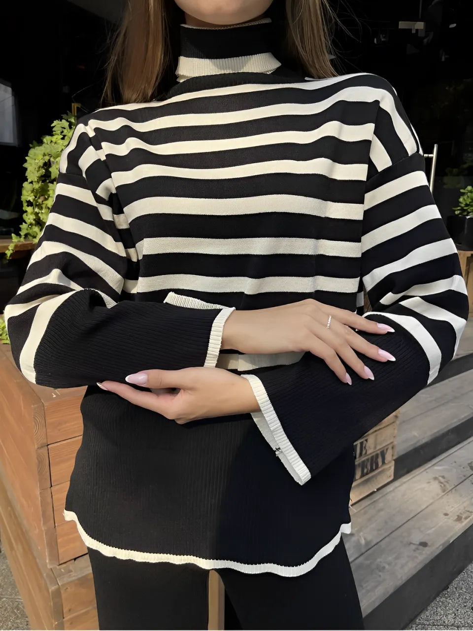 Conjunto de Tricô com Suéter de Gola Alta Listrado e Calça Leve - Tarcila
