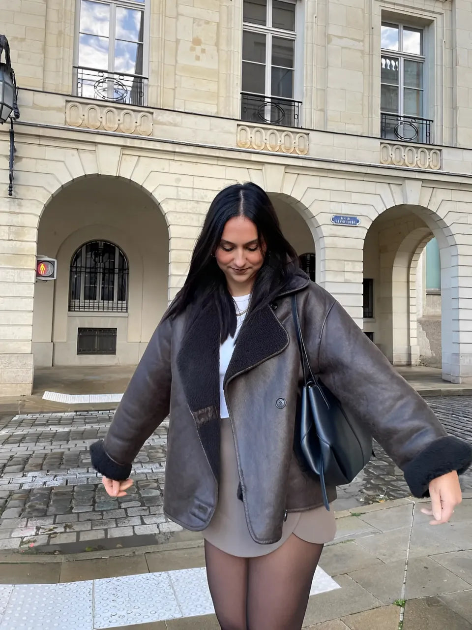 Casaco Oversized Peluciado em Couro PU e Bolsos - Giselle