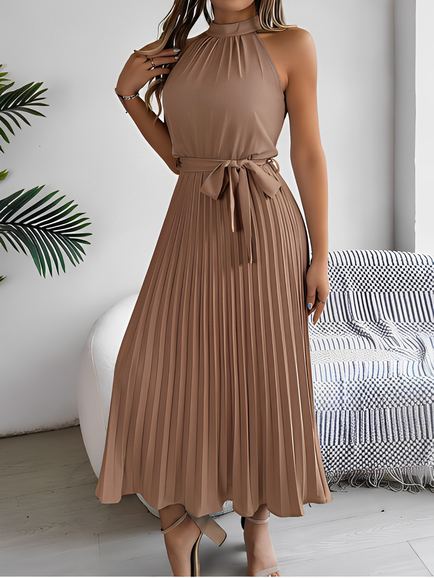 Vestido Midi Plissado com Decote Halter e Faixa Ajustável na Cintura – Dora [FRETE FULL]