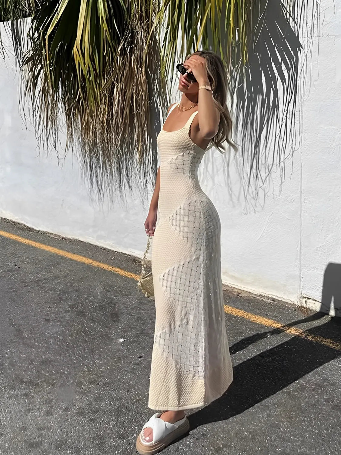 Vestido Longo de Tricô Vazado com Alças Finas e Caimento Leve – Helena