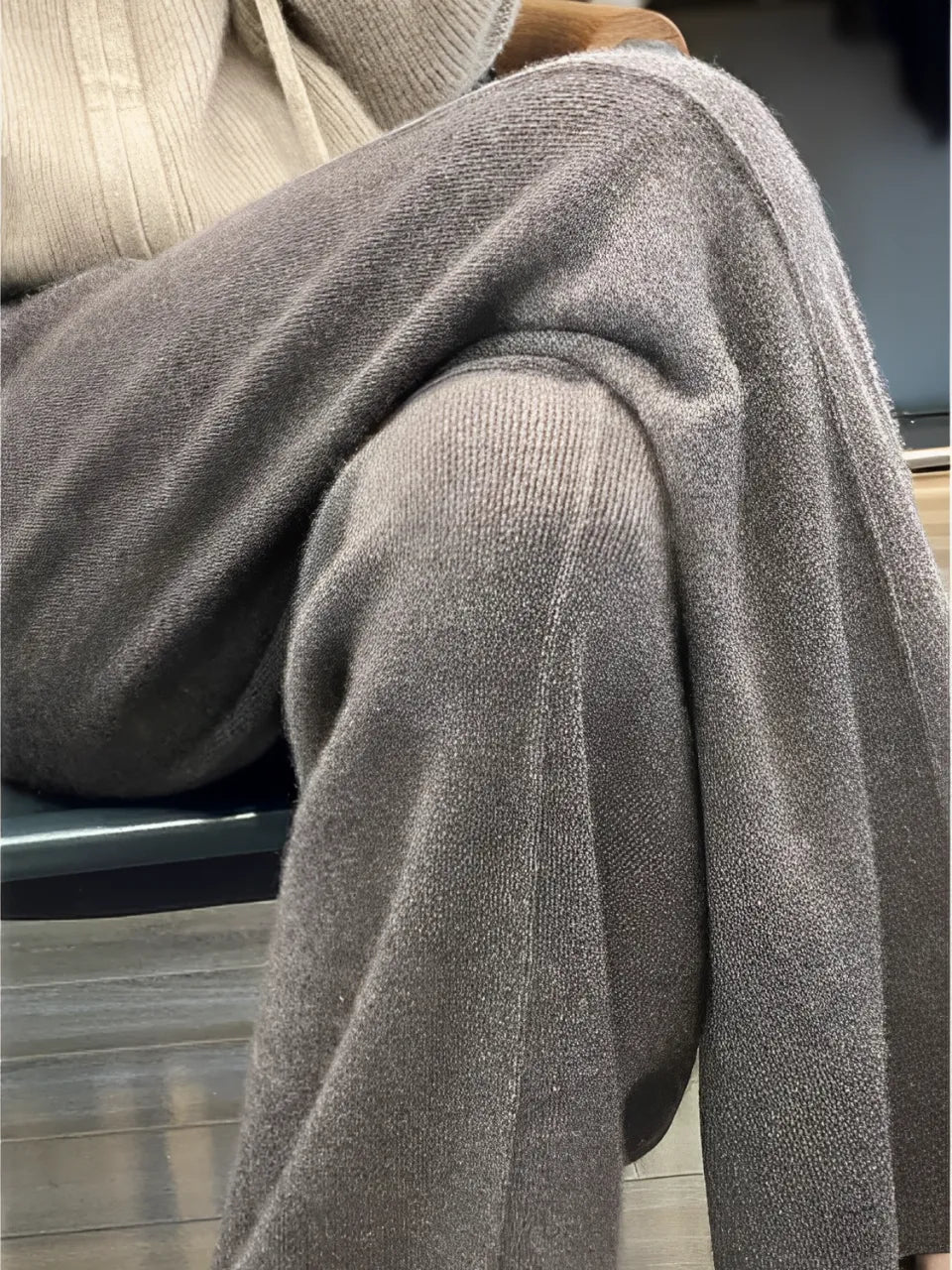 Calça Feminina Wide de Lã com Cintura Alta e Cadarço Ajustável – Justine