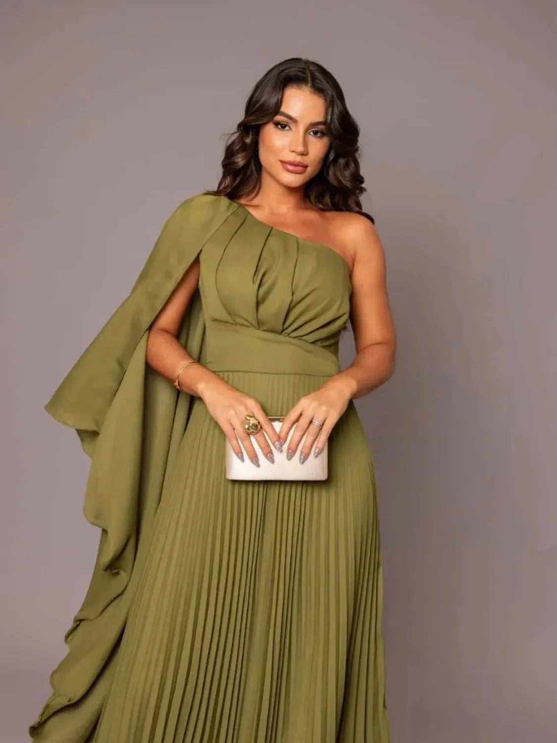 Vestido Longo de Festa com Capa no Ombro e Saia Plissada - Gabriella