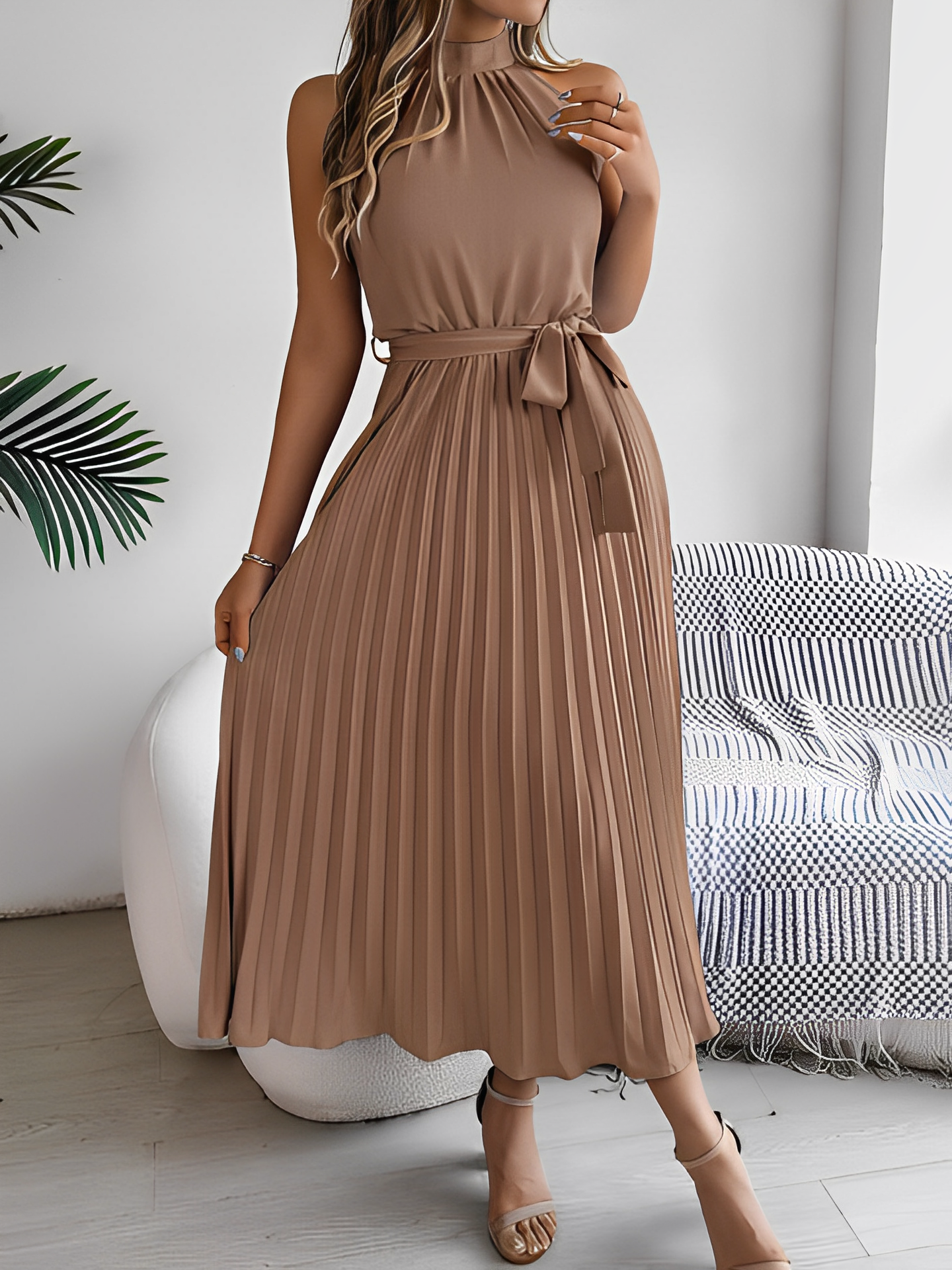Vestido Midi Plissado com Decote Halter e Faixa Ajustável na Cintura – Dora [FRETE FULL]