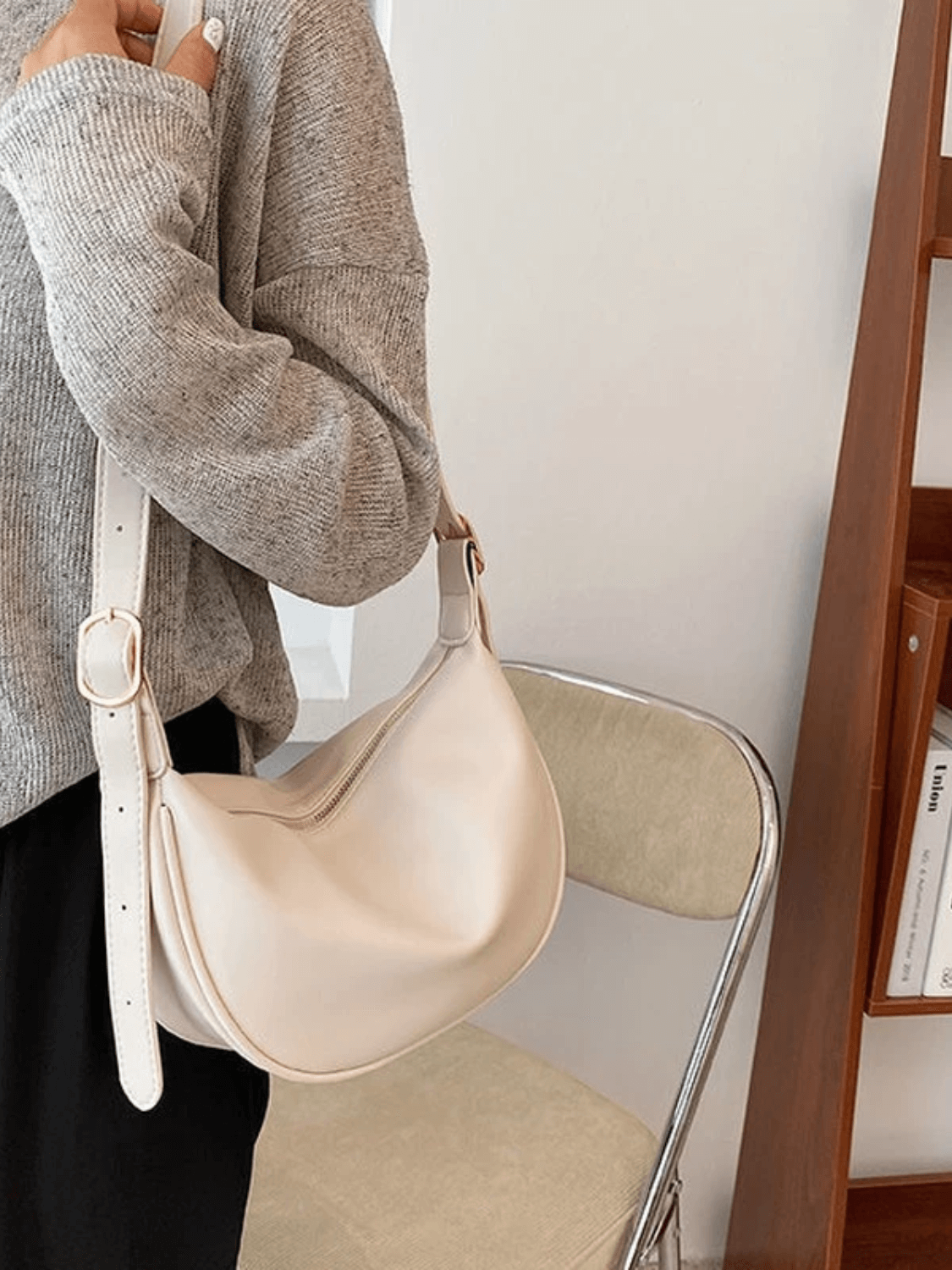 Bolsa Tiracolo Meia-Lua Couro PU Texturizado com Alça Ajustável - Roselyn