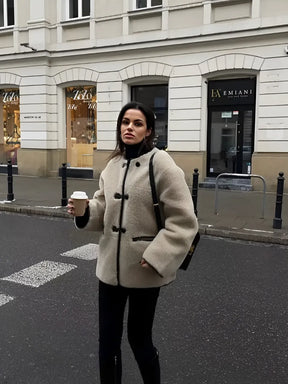 Casaco Peluciado com Botões e Detalhes em Couro Pu - Debbie