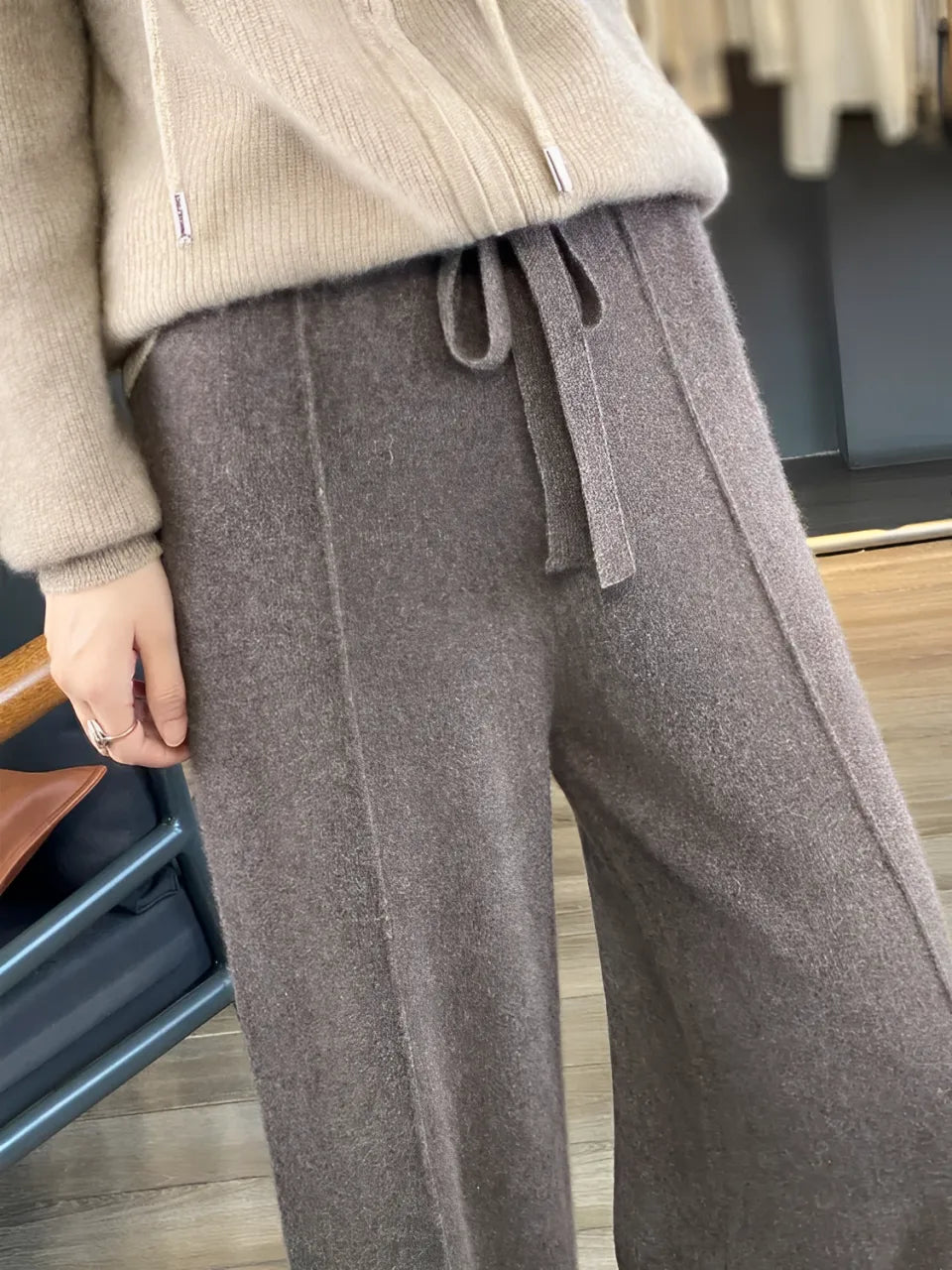 Calça Feminina Wide de Lã com Cintura Alta e Cadarço Ajustável – Justine