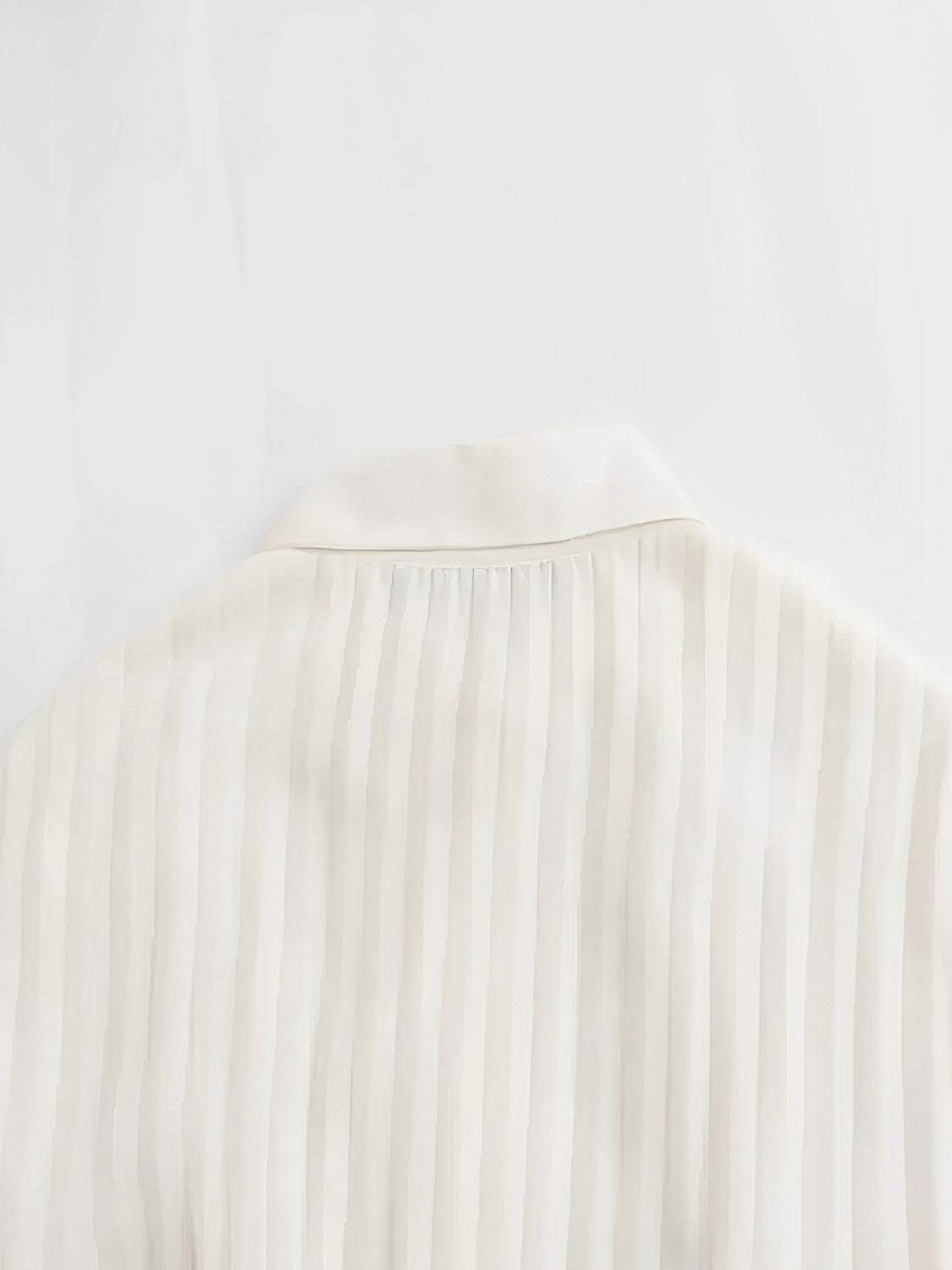 Vestido Chemise Midi Plissado com Botões Frontais – Fleur
