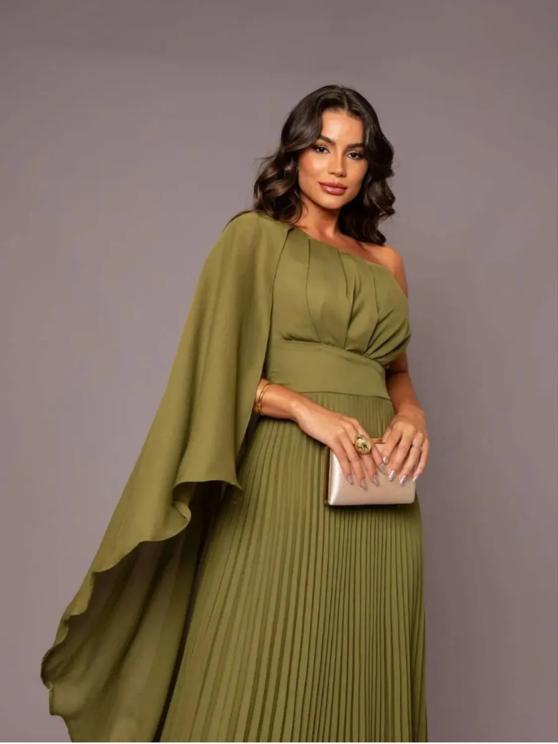 Vestido Longo de Festa com Capa no Ombro e Saia Plissada - Gabriella