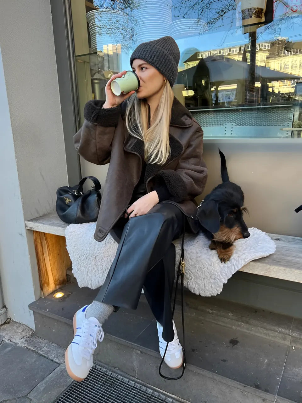 Casaco Oversized Peluciado em Couro PU e Bolsos - Giselle
