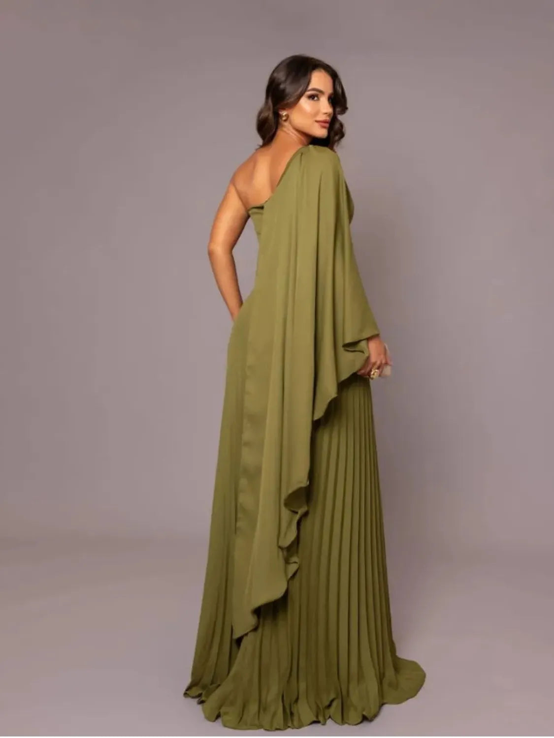 Vestido Longo de Festa com Capa no Ombro e Saia Plissada - Gabriella