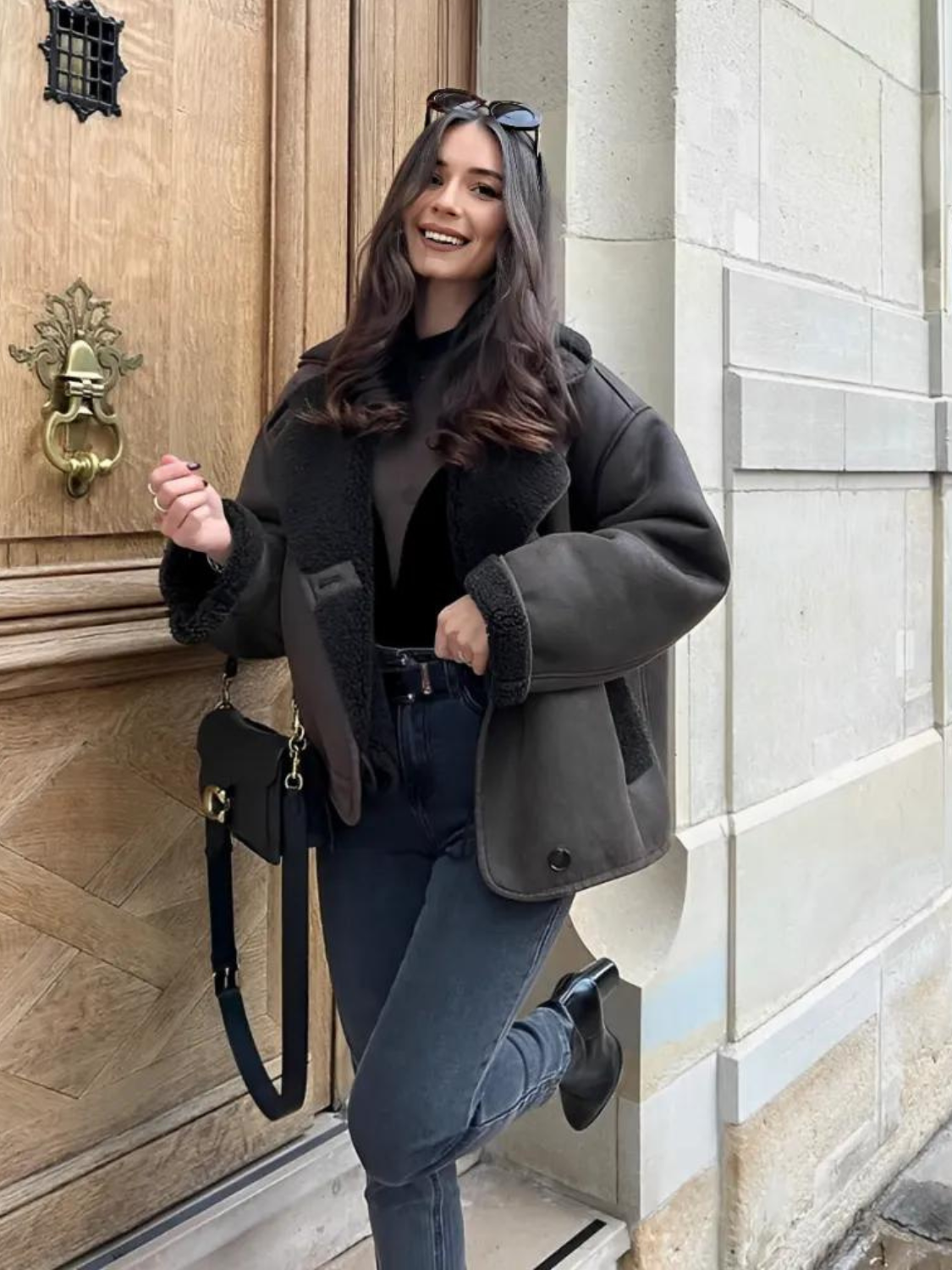 Casaco Oversized Peluciado em Couro PU e Bolsos - Giselle